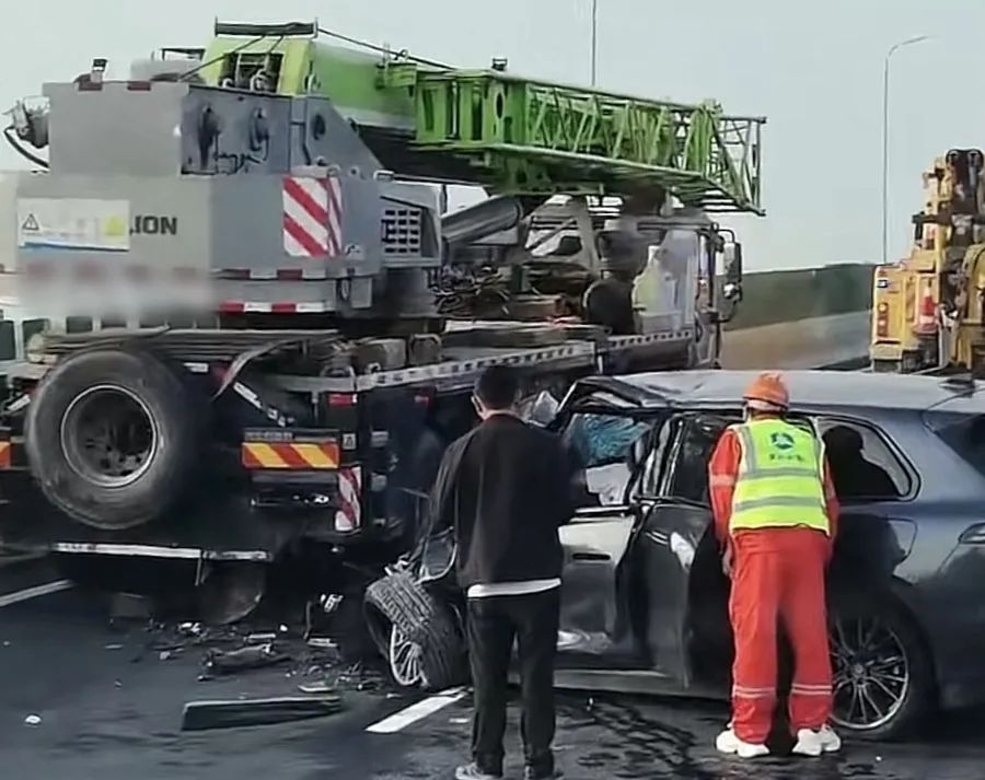 上海高速突发追尾事故!SUV撞上大吊车,2人受伤送医,地上满是碎片 上海高速突发追尾事故!SUV撞上大吊车,2人受伤送医,地上满是碎片