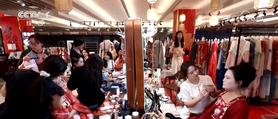 “新”文旅催生“新鲜职业”“新潮消费” 民生产业、幸福产业释放炫彩“新”活力 “新”文旅催生“新鲜职业”“新潮消费” 民生产业、幸福产业释放炫彩“新”活力