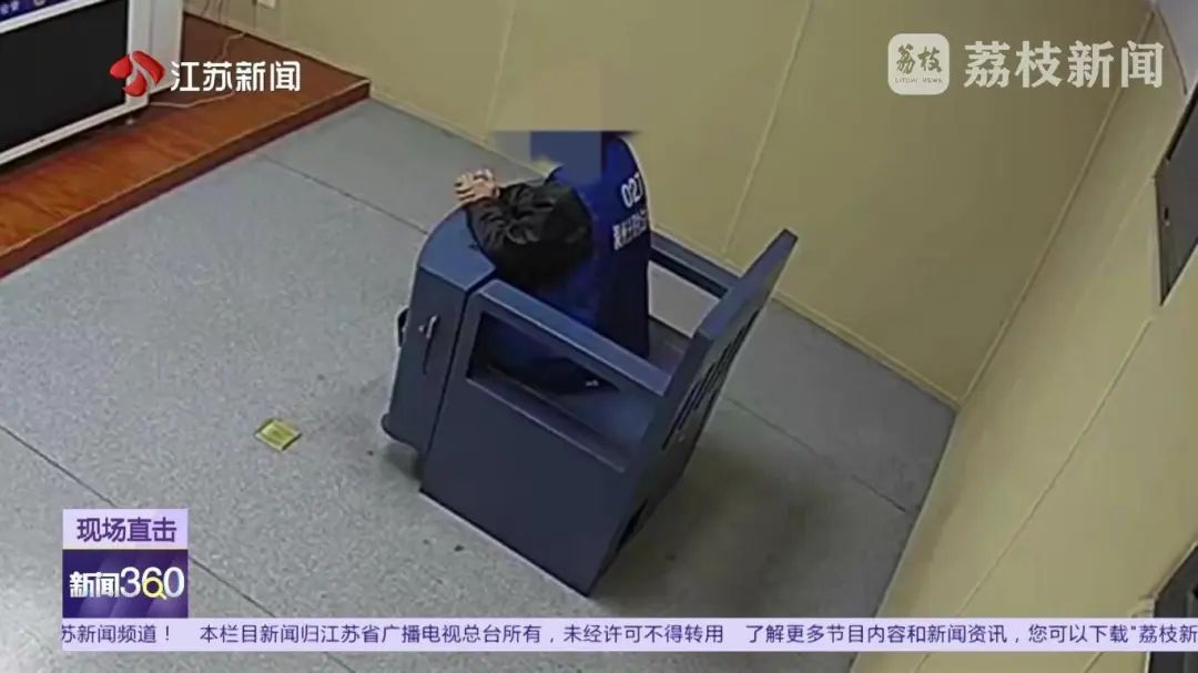 30层高楼抛下白酒瓶,理由竟是“懒得下楼”?警方:已刑拘! 30层高楼抛下白酒瓶,理由竟是“懒得下楼”?警方:已刑拘!