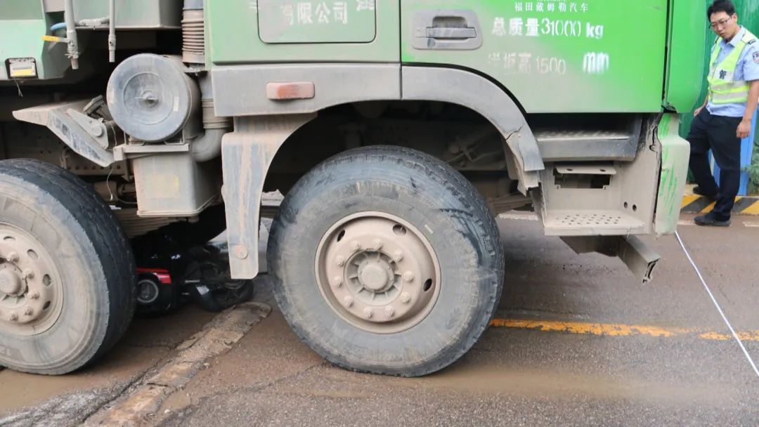 细节令人心碎!2人殒命车轮只因进入了这个区域…… 细节令人心碎!2人殒命车轮只因进入了这个区域……