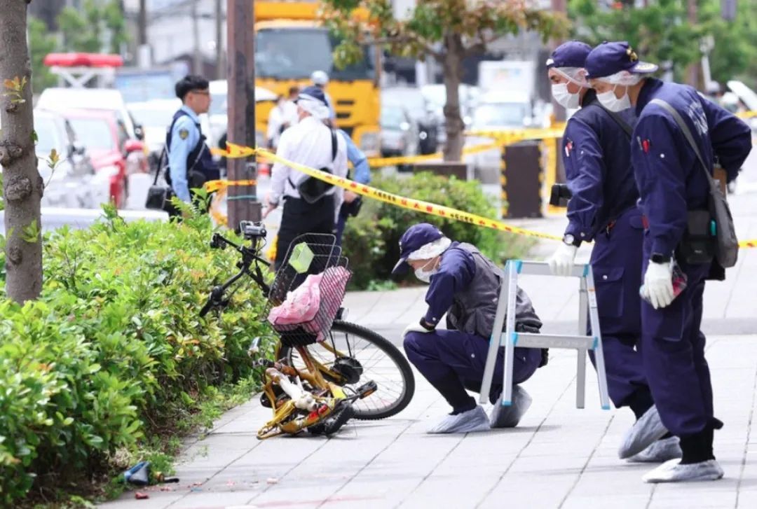 日本一名大爷坠楼，男子骑着单车路过被砸中，双双丧命