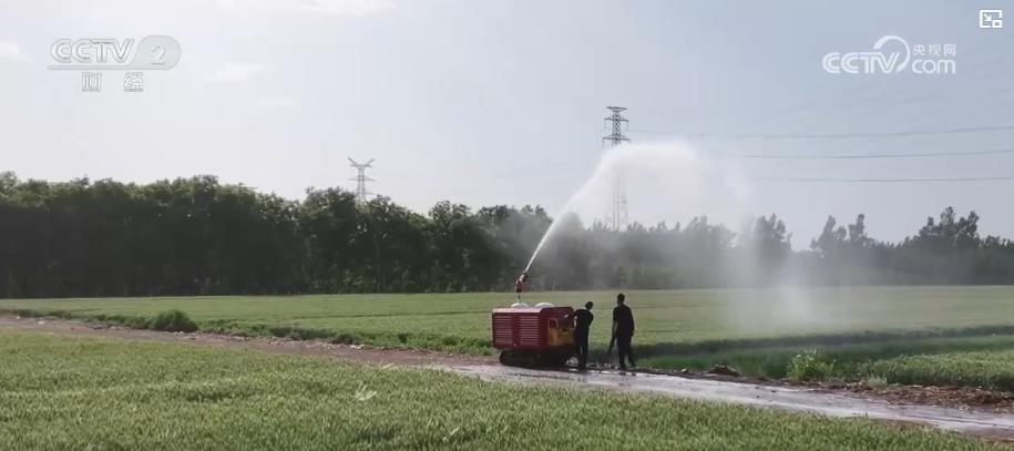 喷灌机器人让小麦喝上“解渴水” 科技抗旱助力夏粮丰产丰收 喷灌机器人让小麦喝上“解渴水” 科技抗旱助力夏粮丰产丰收