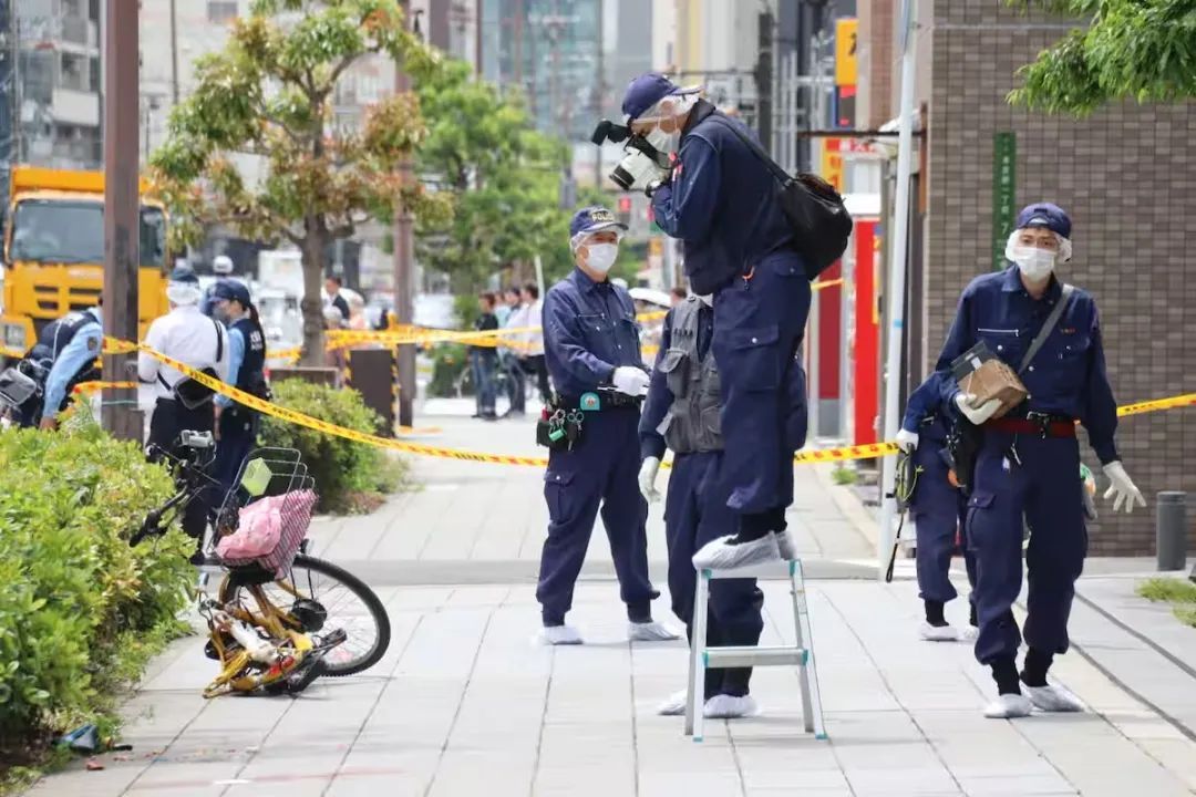 日本一名大爷坠楼，男子骑着单车路过被砸中，双双丧命