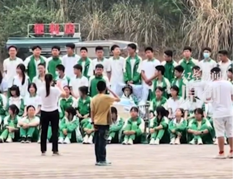 病床上,他拍下了人生最后一张全班合影 病床上,他拍下了人生最后一张全班合影