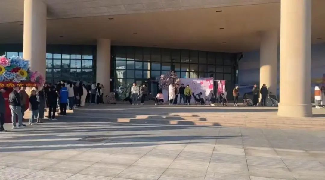 突然爆火！名额告罄，有人连夜排队，官方回应：终身免费！