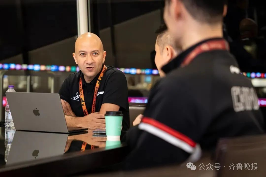 热搜爆了！王楚钦赛前更换球拍，胶皮疑被掰开！本人和国际乒联最新回应