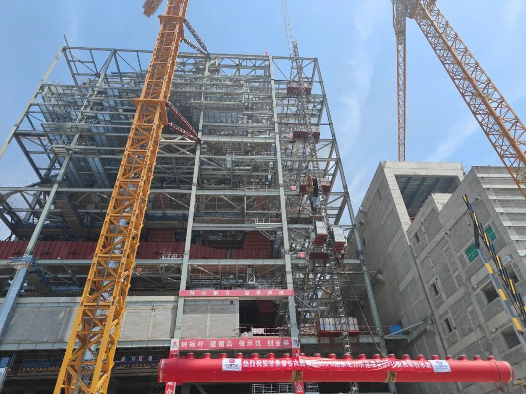 我国首台!吊装成功 我国首台!吊装成功