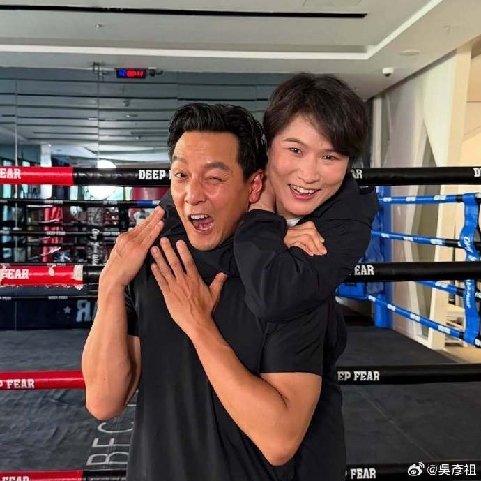 吴彦祖晒照被张伟丽“裸绞”:快要掐死了! 吴彦祖晒照被张伟丽“裸绞”:快要掐死了!