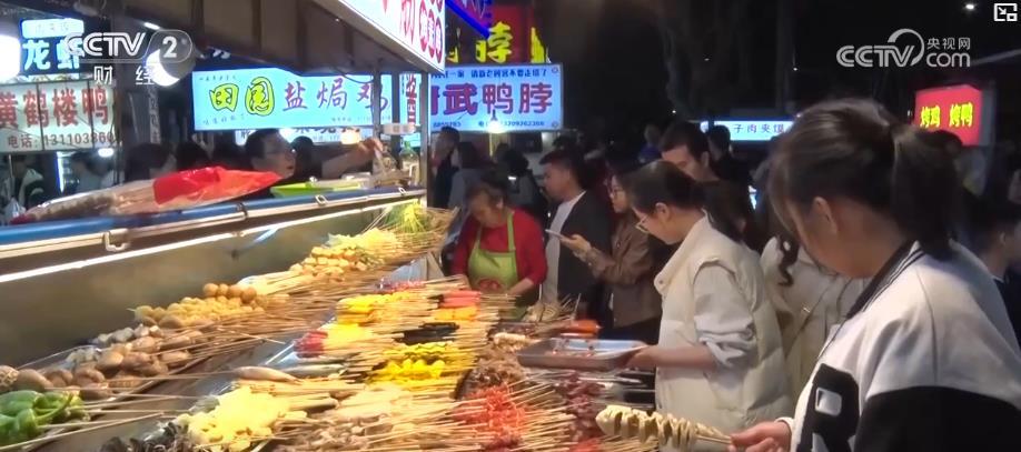 既有“烟火气”又有“科技范儿” “夜经济”成为拉动城市消费新引擎 既有“烟火气”又有“科技范儿” “夜经济”成为拉动城市消费新引擎