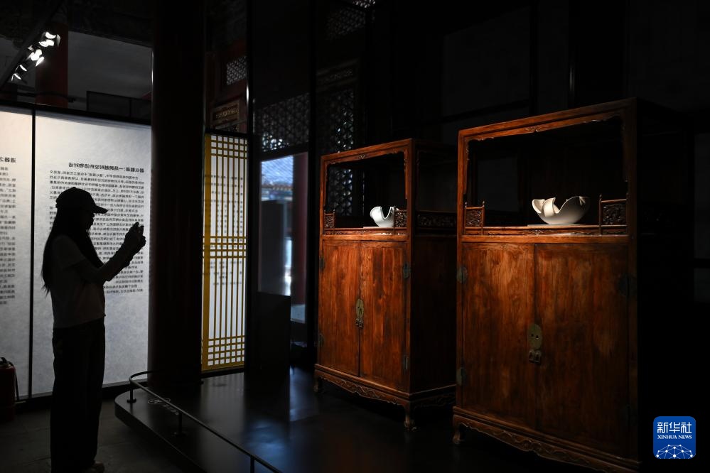 恭王府博物馆藏明清家具与现代陶艺展举行