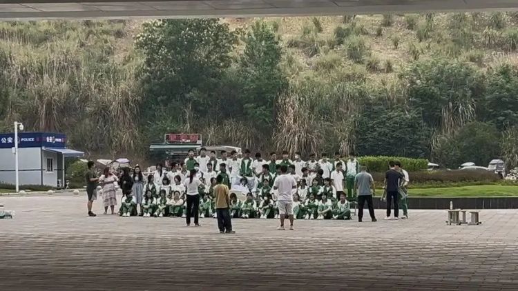 病床上,他拍下了人生最后一张全班合影 病床上,他拍下了人生最后一张全班合影