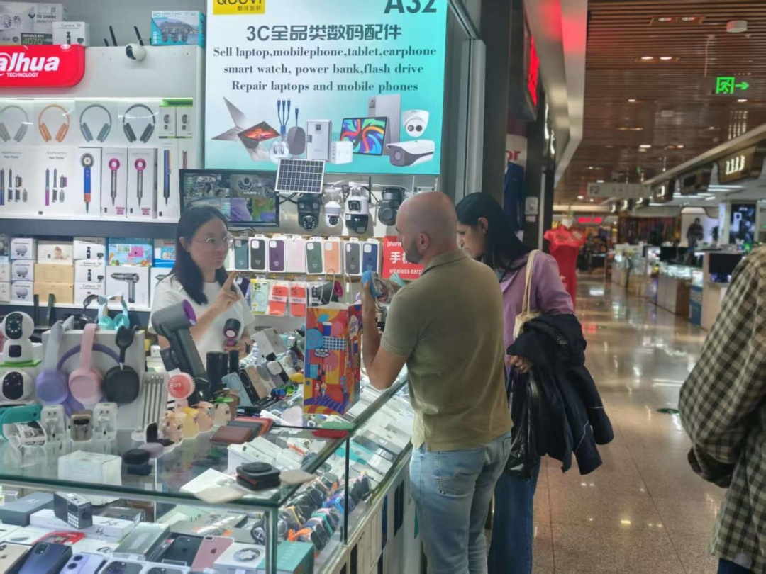 筋膜枪、智能手表、磁吸充电宝……“老外”的行李箱里塞满“中国制造”