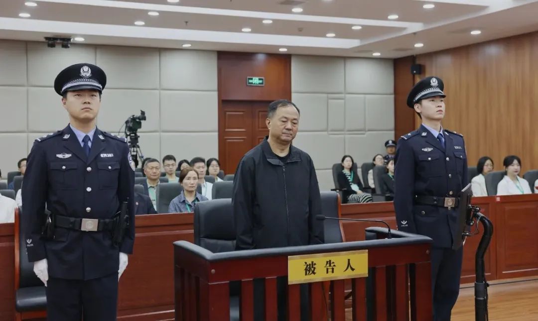 热衷于吃喝享乐，甘于被“围猎”，“内鬼”陈玉祥（59岁）被判12年