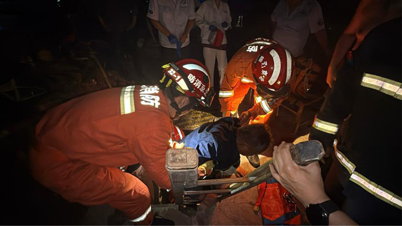 北京昌平消防23分钟救出落水老人 北京昌平消防23分钟救出落水老人