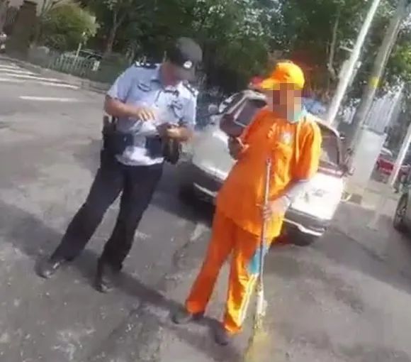 汉口街头上演“羊在囧途”，民警秒变羊倌