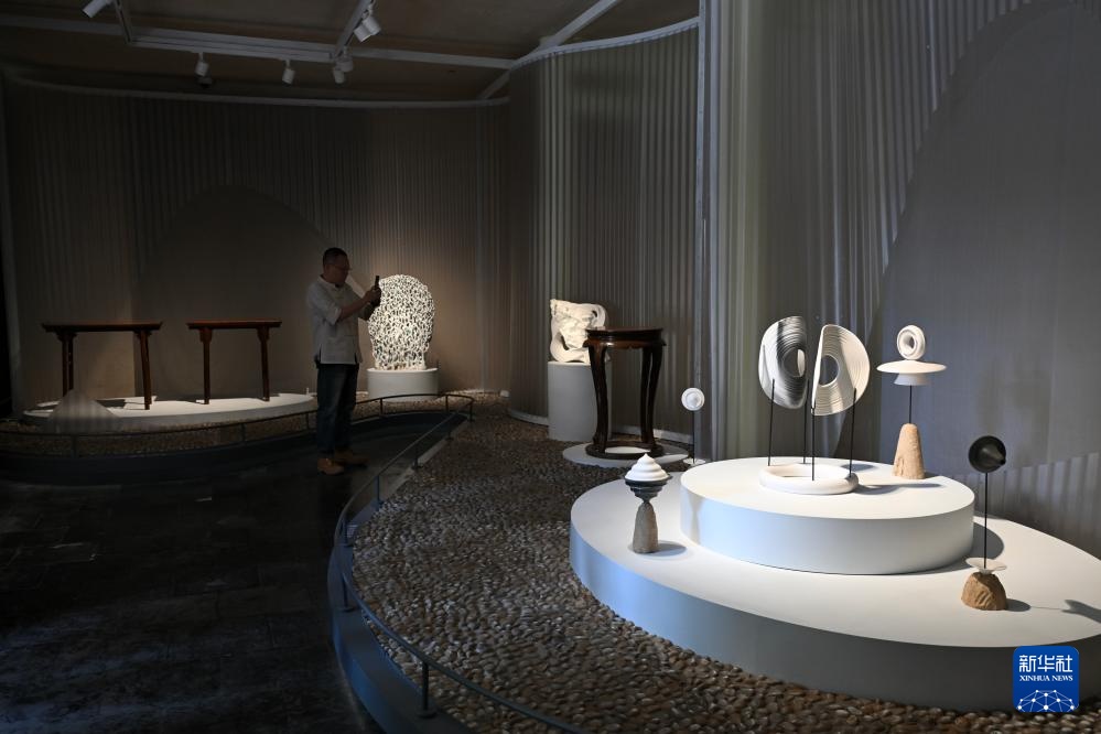 恭王府博物馆藏明清家具与现代陶艺展举行