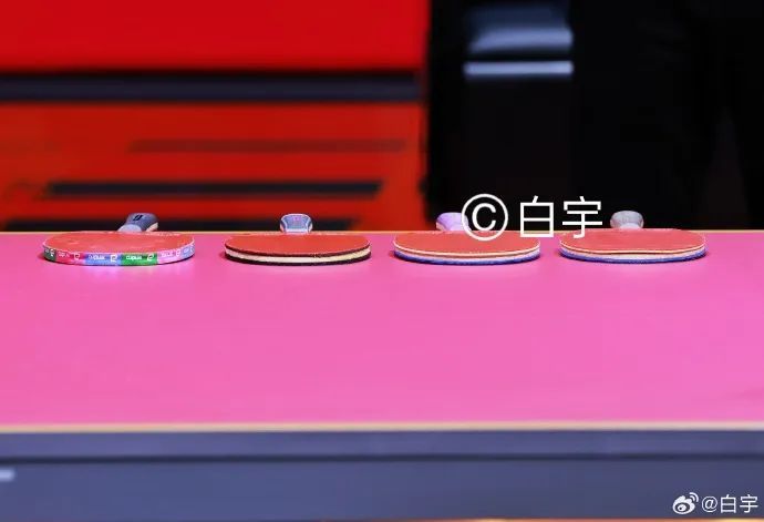 球拍又坏了!?王楚钦回应:为什么每次都是我!白宇发图力证… 球拍又坏了!?王楚钦回应:为什么每次都是我!白宇发图力证…