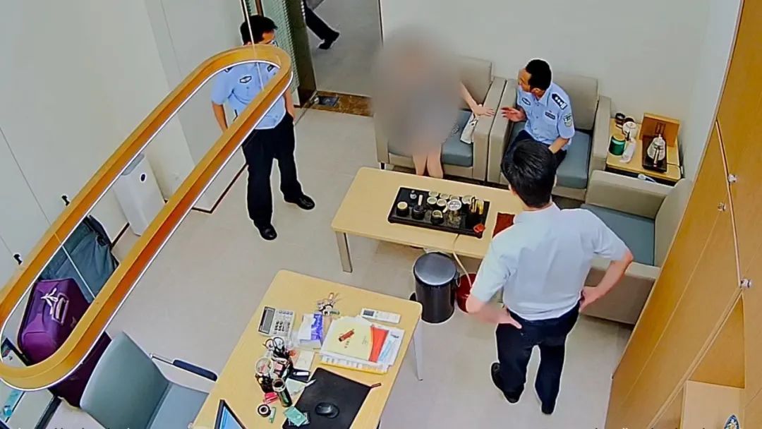 女子取现500万元现金欲快递给网恋男友，警察劝阻其近2小时终醒悟