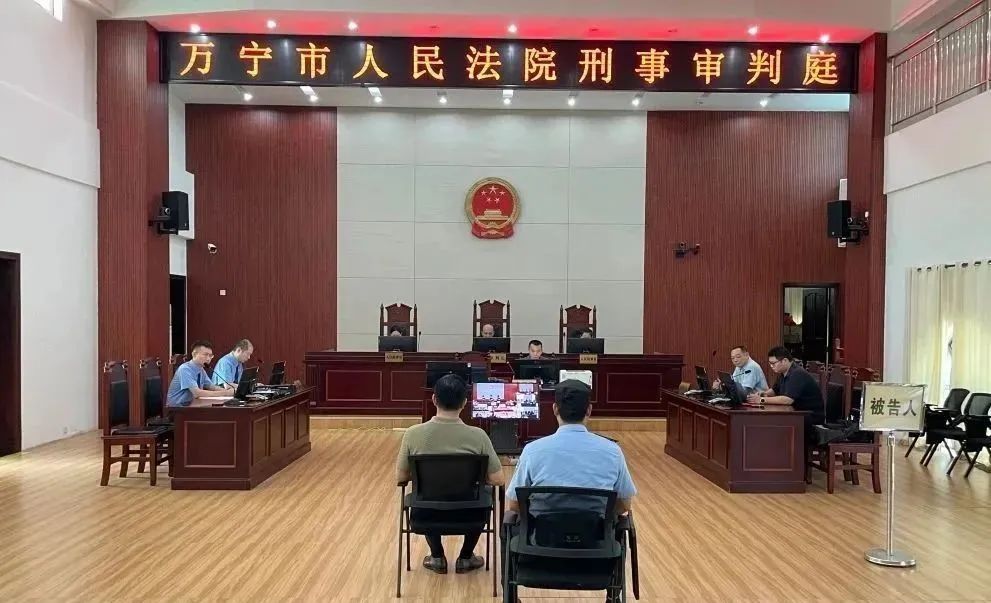 多次在车库给百万现金！一男子涉嫌对非国家工作人员行贿受审