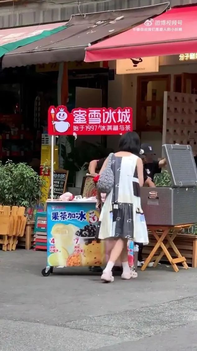 热搜第一！用蜜雪冰城柠檬水3.5小时赚254元！大家吵翻了