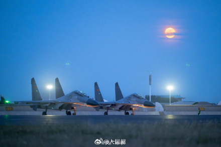战鹰和月亮同框上演硬核浪漫