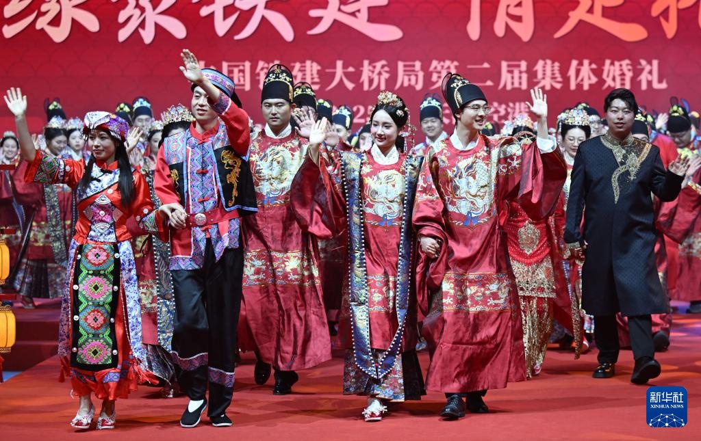 天津：集体婚礼上演“中式浪漫”