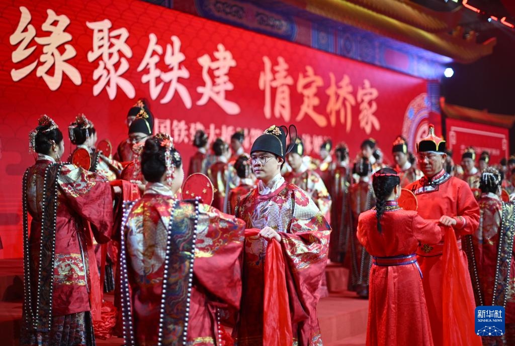 天津：集体婚礼上演“中式浪漫”
