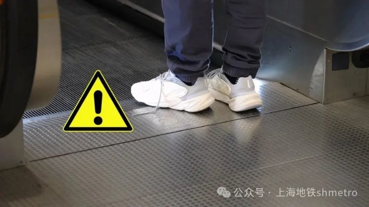 上海地铁紧急一幕!一孩童鞋子被卡,官方发布通报 上海地铁紧急一幕!一孩童鞋子被卡,官方发布通报