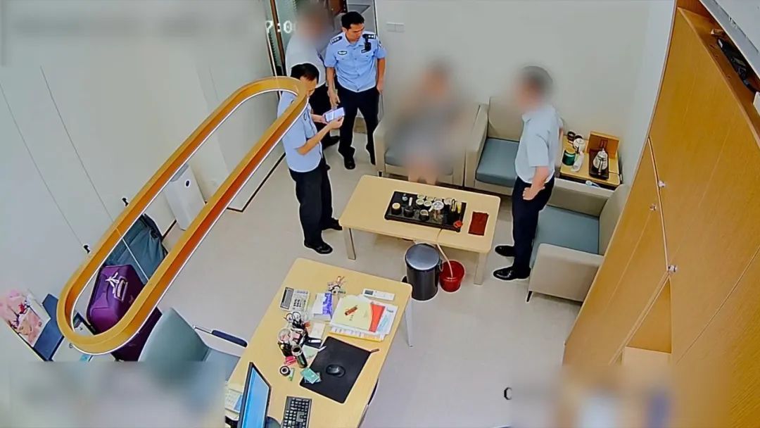 女子取现500万元现金欲快递给网恋男友，警察劝阻其近2小时终醒悟