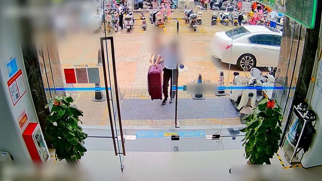 女子取现500万元现金欲快递给网恋男友，警察劝阻其近2小时终醒悟