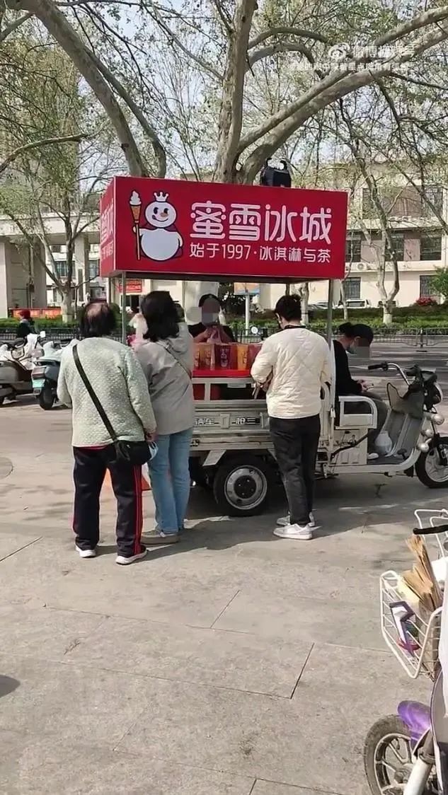 热搜第一！用蜜雪冰城柠檬水3.5小时赚254元！大家吵翻了