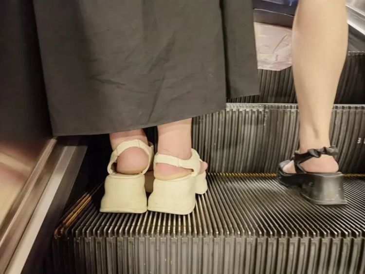 上海地铁紧急一幕!一孩童鞋子被卡,官方发布通报 上海地铁紧急一幕!一孩童鞋子被卡,官方发布通报