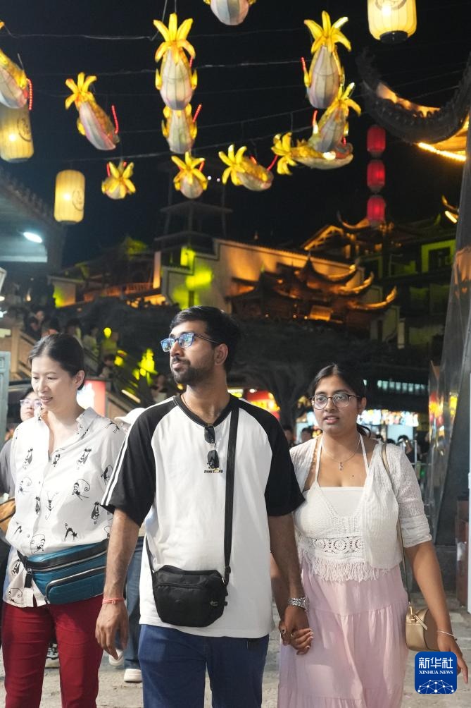 湖南张家界:入境游持续“火热” 湖南张家界:入境游持续“火热”