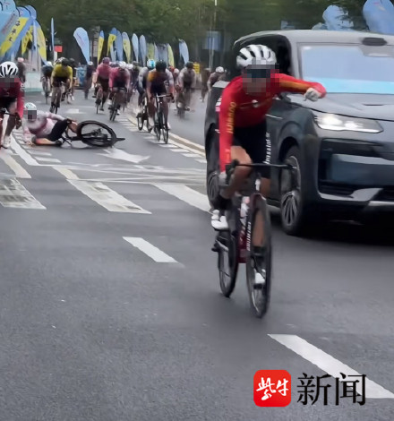 赛事方回应自行车赛冲刺路段有汽车：自行车赛冲刺路段裁判车未及时撤出