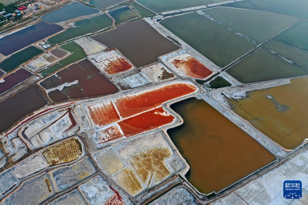运城盐湖呈现“调色盘”景观
