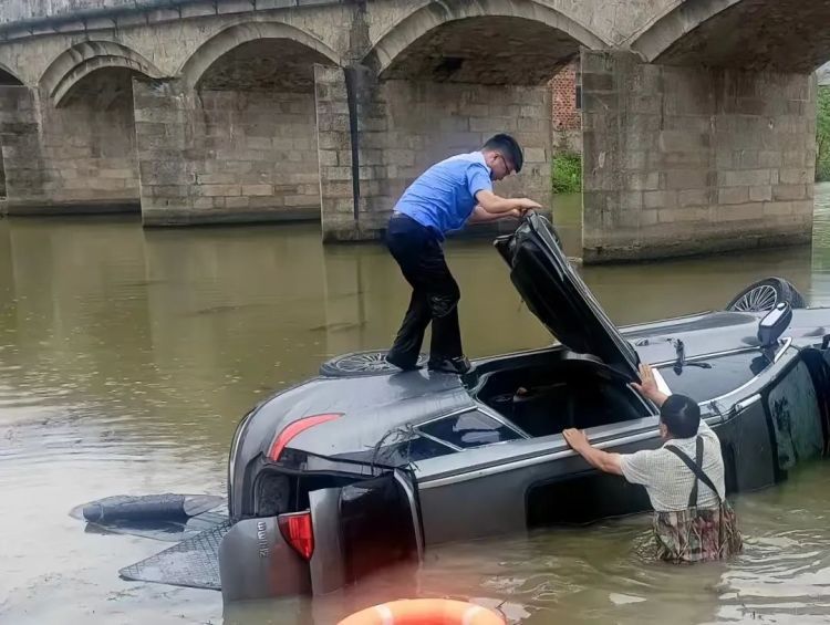 车辆落水后,长沙民警几次跳进满是淤泥的急流中,只为确认没有被困人员 车辆落水后,长沙民警几次跳进满是淤泥的急流中,只为确认没有被困人员