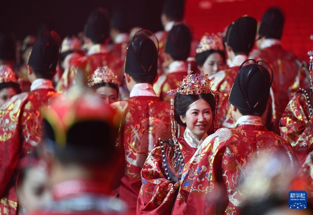 天津：集体婚礼上演“中式浪漫”
