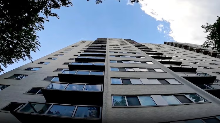 美国2岁男童15楼坠落生还，事发时家里有成年人，家属感到震惊