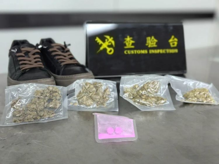 旅客鞋底藏匿大麻42.63克、摇头丸2.32克，被海关查获