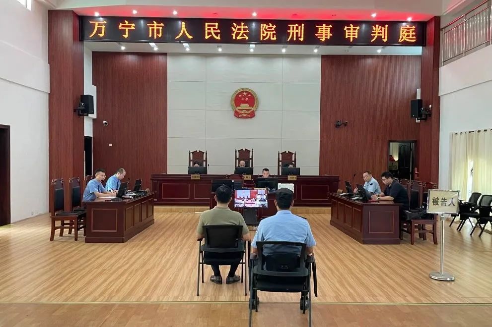 郑某涉嫌对非国家工作人员行贿！万宁法院公开开庭审理→