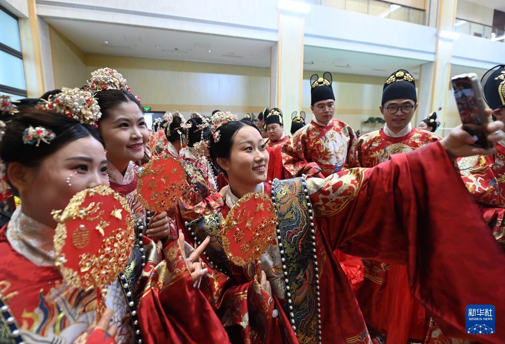 天津：集体婚礼上演“中式浪漫”