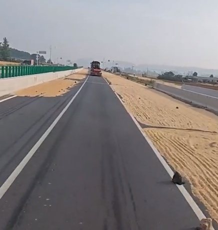 河南驻马店一高速路匝道成晒谷场？当地政府回应