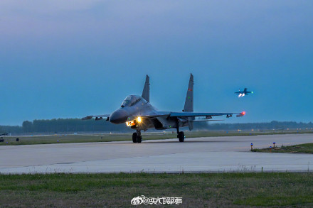 战鹰和月亮同框上演硬核浪漫