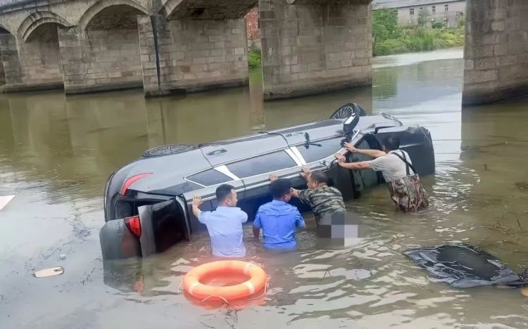 车辆落水后,长沙民警几次跳进满是淤泥的急流中,只为确认没有被困人员 车辆落水后,长沙民警几次跳进满是淤泥的急流中,只为确认没有被困人员