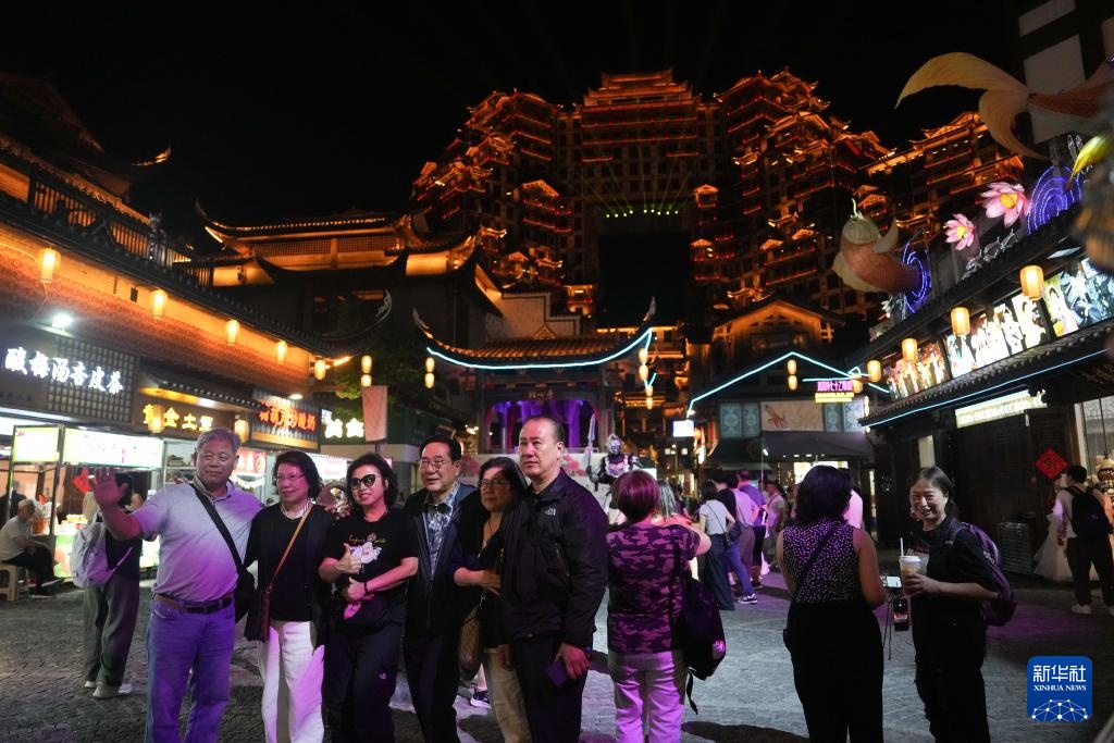 湖南张家界:入境游持续“火热” 湖南张家界:入境游持续“火热”