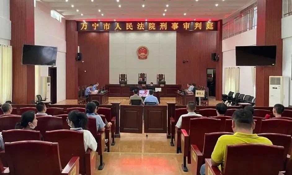 多次在车库给百万现金！一男子涉嫌对非国家工作人员行贿受审