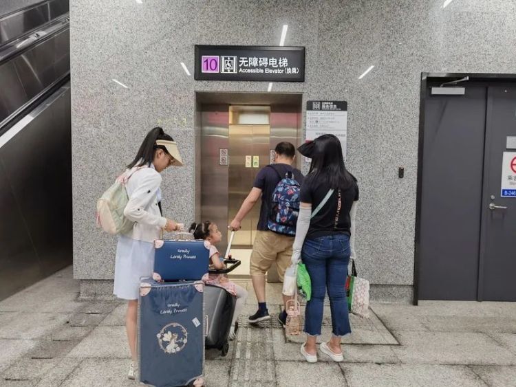 上海地铁紧急一幕!一孩童鞋子被卡,官方发布通报 上海地铁紧急一幕!一孩童鞋子被卡,官方发布通报