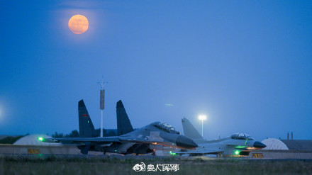 战鹰和月亮同框上演硬核浪漫