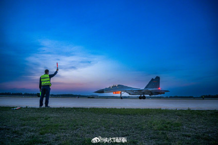战鹰和月亮同框上演硬核浪漫