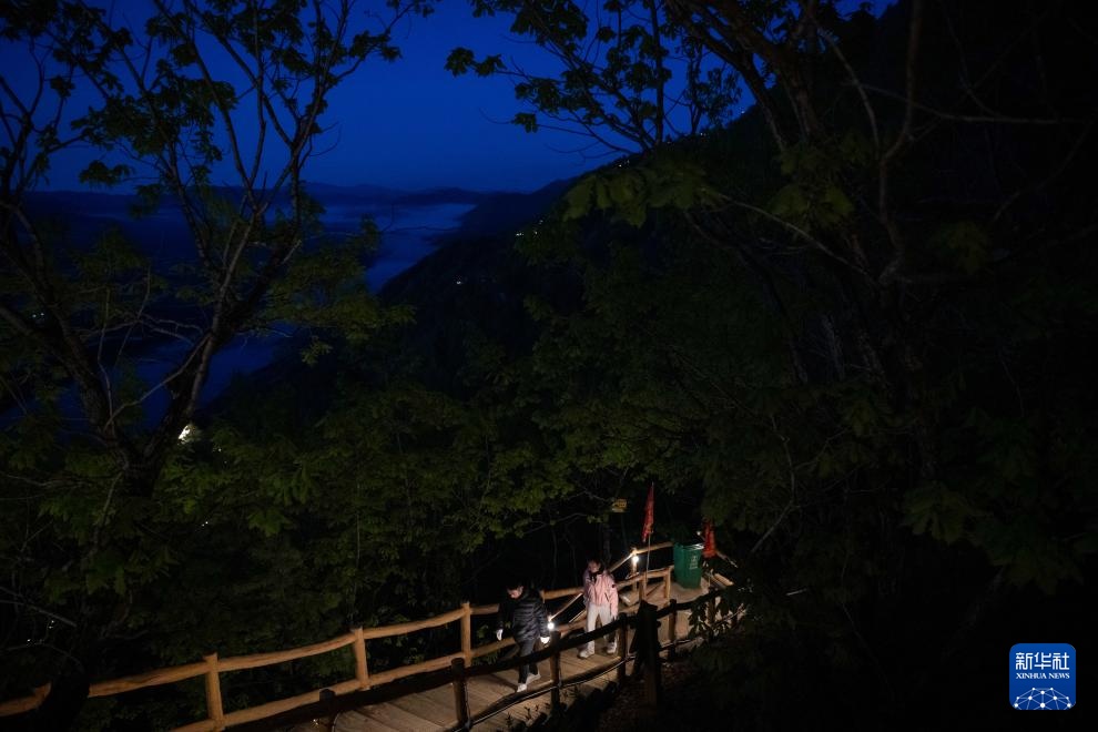 攀登金祖峰 赏日出云海